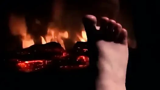 Ayaklarımı ateşte ısıtıyor, böylece yarağın ve taşakların için ısınıyor ve terliyorlar