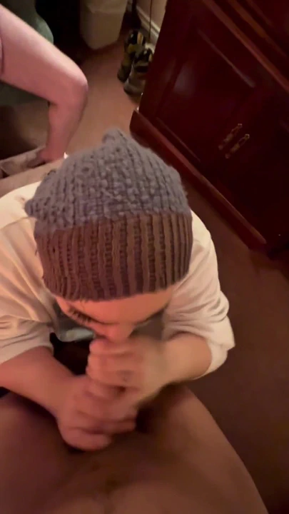 Gavatım bekaret kemeri giyerken izlerken büyük bir yarak emiyor | Klip 2