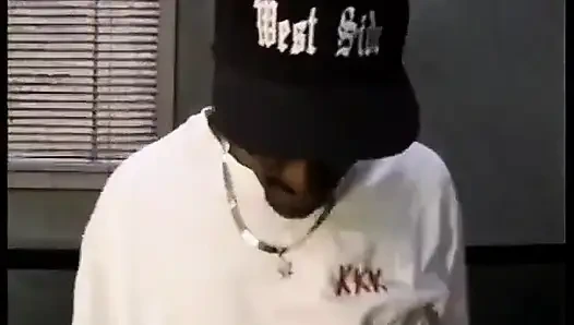 Büyük memeli piliç iç çamaşırı giyerek sikiliyor