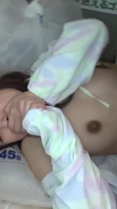 Çöplük alanında sutyensiz bir evli kadınla karşılaştığında, göğüslerini görmek onu çok heyecanlandırdı 2 | Klip 3