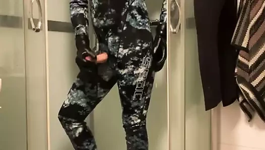 Duşta duşta ve gaz maskesi