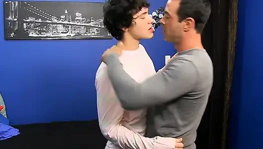 Lustforboys kaslı baba Mike Manchester Josh Bensans'ın süper sıkı deliğini sikiyor