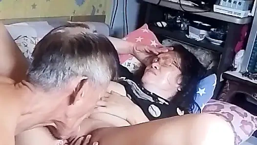 Birçok kez fışkırtıyor ve sikimden ve tounge'dan aldığı tatmini iyi hissediyor