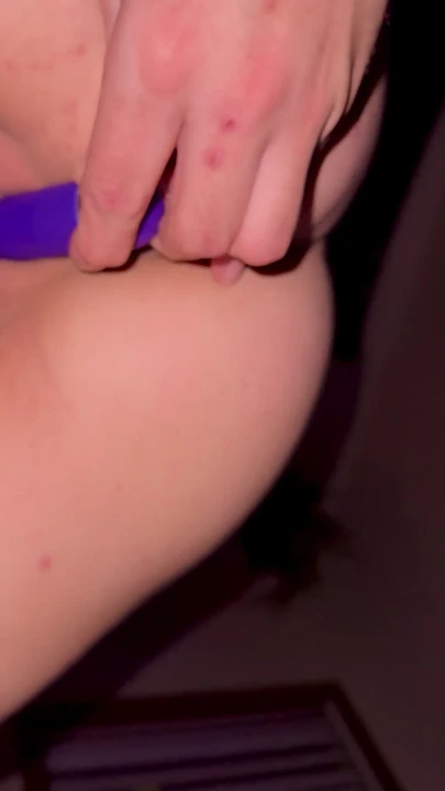 Yeni oyuncağını seviyor