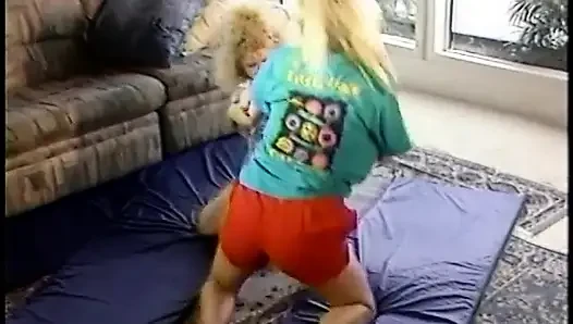 Büyük memeli sarışın ballar yerde kedi kavgasında yakalandı