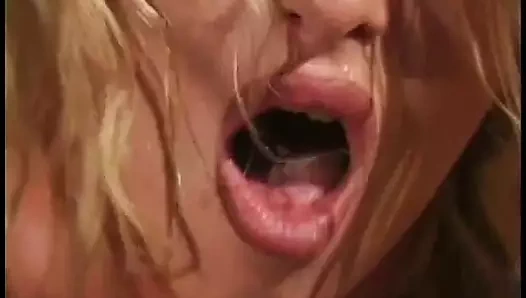 Güzel büyük yaraklı adam sakso çektikten sonra seksi sarışın orta yaşlı seksi kadın için domalarak sikişiyor