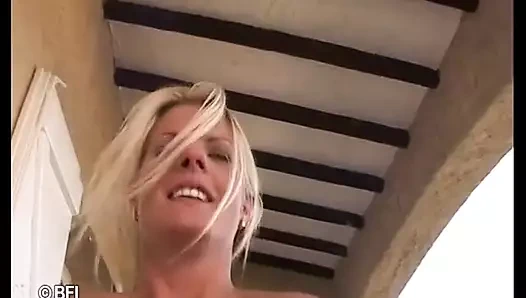 Sarışın sürtük götüne sokuyor