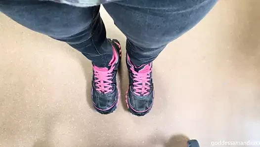 Terli çorap ve spor ayakkabı giyerek beni takip et