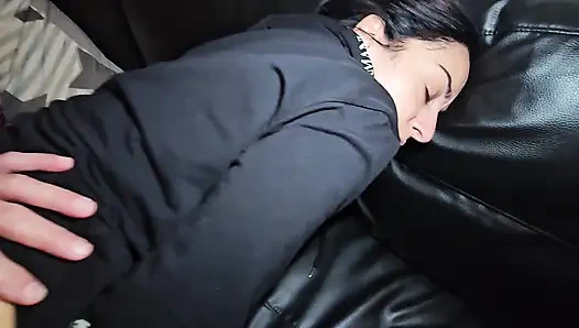 Prag'daki sürtük karısı büyük bir yarak tarafından beceriliyor.