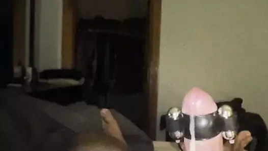 O duş yaparken annemin yatağında eller serbest boşalmak