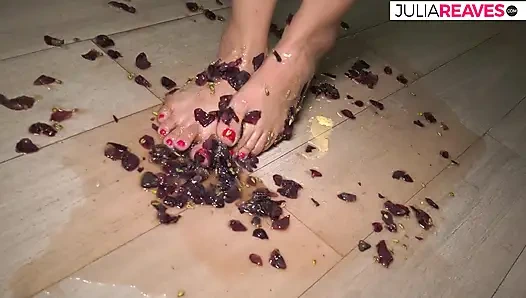 Ayak fetişi, üzüm püresi yapıyor ve büyük göğüslerinle oynuyor