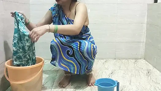 Üvey anne kıyafetlerini temizlerken üvey oğlunun onu sikmesine izin veriyor