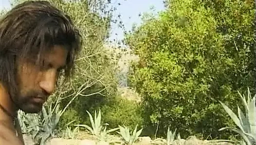 Harika bir vücuda sahip Alman genç kız açık havada kalın bir penisi memnun ediyor