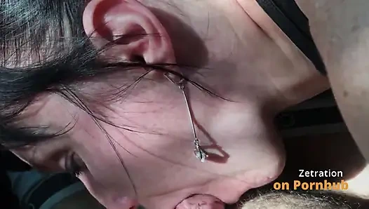 İlk kez sakso çekiyorum! Onu derine alacağım için çok gerginim