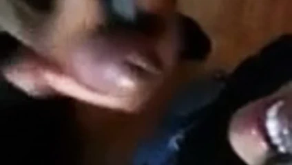 Siyah civciv eğimli üzerinde çük