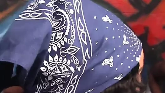 Azgın siyah hatunlar bandana giyiyor oyuncaklarla oynuyor