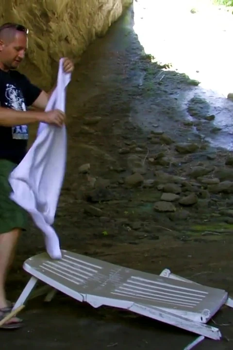 Harika esmer götünde bir yarağı ve amında bir parmak seviyor