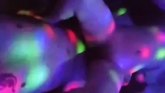 Çok renkli sikiş. Işık duşunun ortasında yarağımı sadakatsiz komadreme sokuyorum...