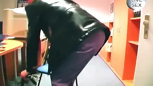 Esmer kadın cam oyuncakla kıllı amcığını açıyor