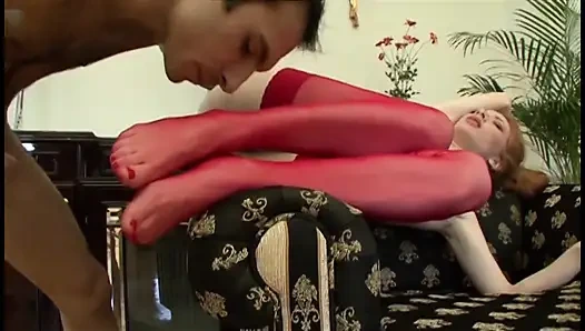 Kırmızı çoraplı ateşli kızıl saçlı domalarak sikiliyor