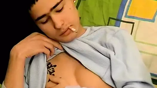 Chain sigara içme twink asılarak ve oyuncak kremsi boşalmak