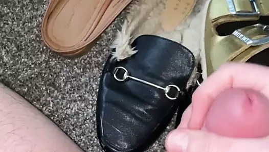 Ofiste iş arkadaşlarının ayakkabılarıyla eğlenmek