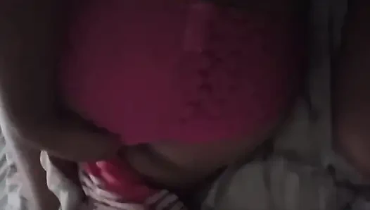 Üvey kız kardeşimi fark etmeden kaydediyorum ve onu okşuyor ve elimi ona koyuyorum