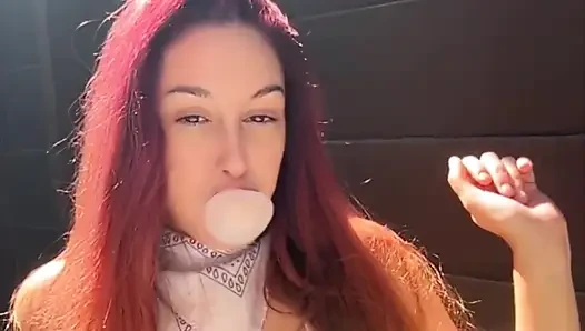 Artemisia açık havada balon sakso çekmeyi ve sigara içmeyi seviyor
