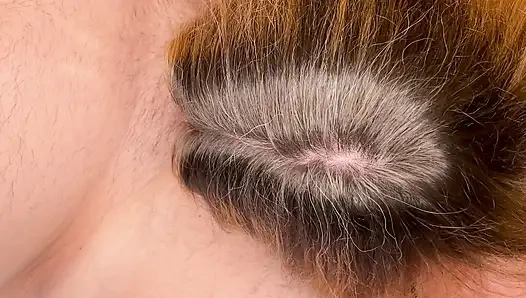 Büyük memeli orta yaşlı seksi kadın tek topunu bağlıyor ve lateks eldivenlerle yarağını sıvazlıyor.