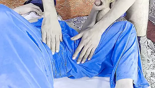 Düzgün vücutlu Hint kız arkadaş masturbates sert horoz süre parmaklı derin içinde kedi