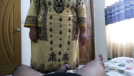 Hintli orta yaşlı seksi üvey anne üvey oğlunun boşalması için yardım ediyor