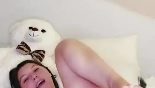Anal bakire boşalana kadar tıkaç dildo kullanıyor!