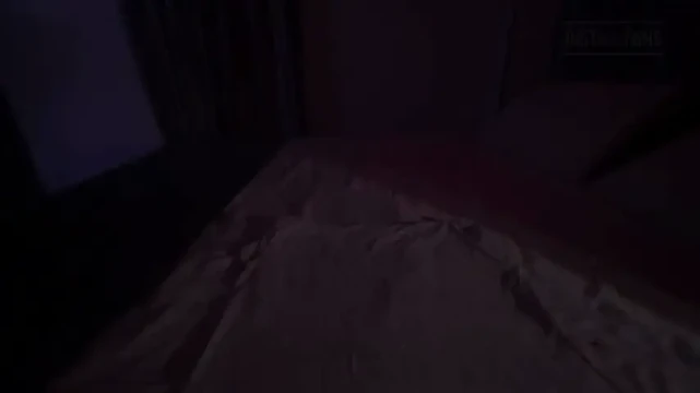 Büyük kaslı twunk dölü dışarı itiyor