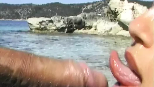 Harika bir vücuda sahip ateşli Alman genç kız plajda anal seks yapmayı seviyor