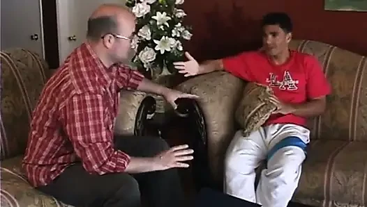 Adam seksi bir sarışını yalıyor ve parmaklıyor ve sonra ona kanepede biniyor