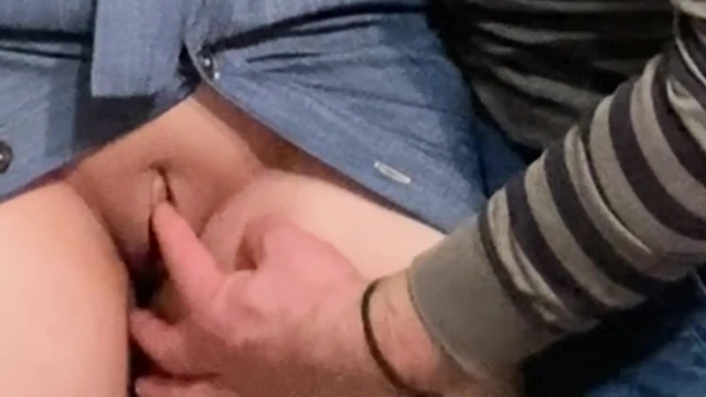 Edepsiz fantezi! Yaşlı sapık metroda mükemmel amcığını ovuyor