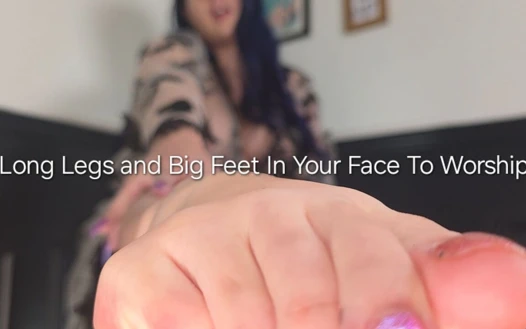 İbadet etmek için yüzünüzde uzun bacaklar ve büyük ayaklar