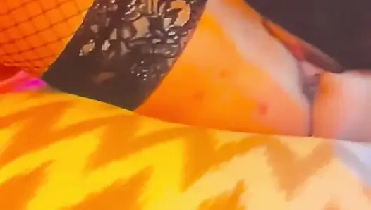 Ben dilinin üzerine boşalana kadar amımı tüm dilimi derinden yalıyor
