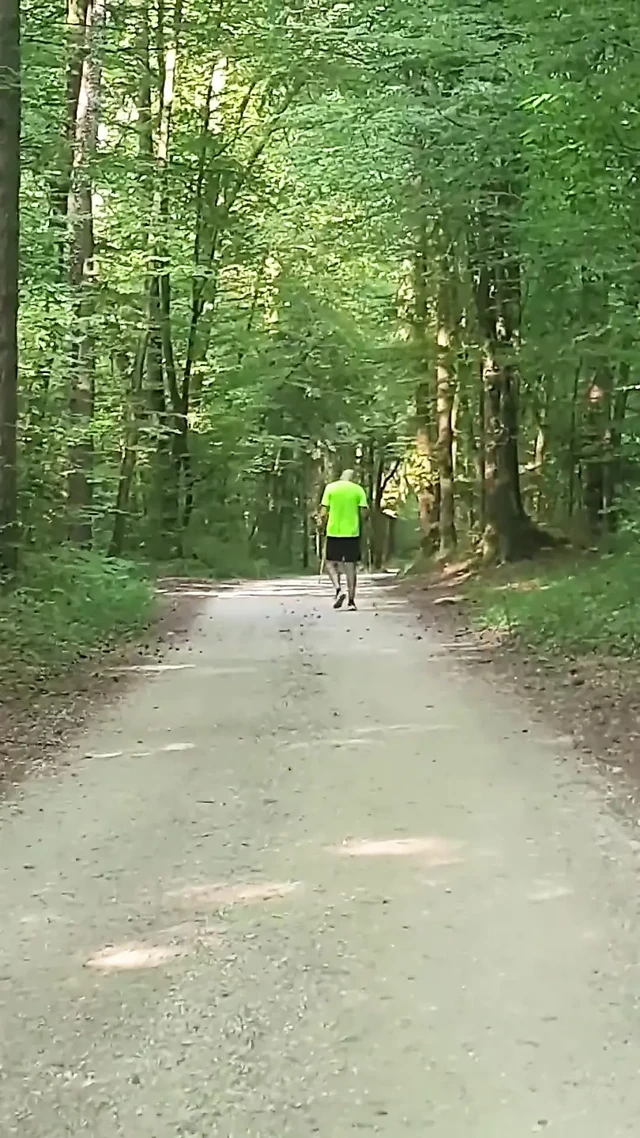 Ormanda çıplak yürüyorum. Mastürbasyon yapmak için bir yer arıyor!