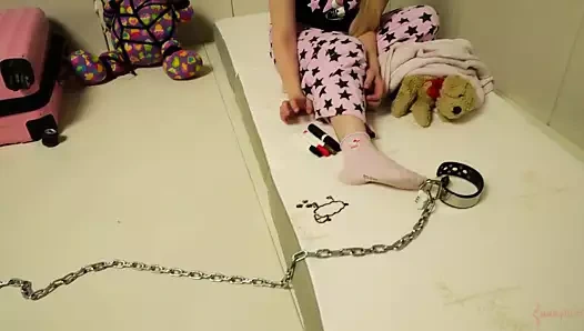 Ayak ibadeti sığınmacı genç kadının ayak parmaklarını emiyor