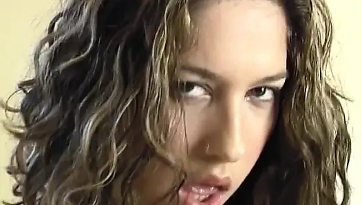 Yalnız genç kız arkadaşları katılana kadar kendine dokunuyor