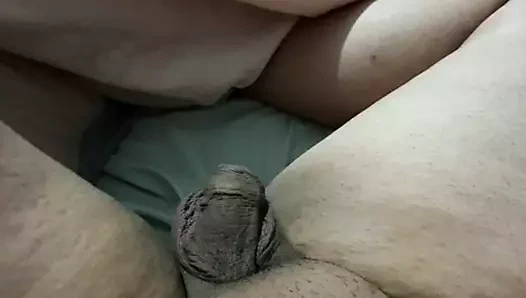 Üvey anne kocasını sikmek yerine üvey oğlunun sikini sıvazlıyor