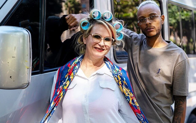 Büyük memeli olgun büyük zenci yarağının götünü parçalıyor