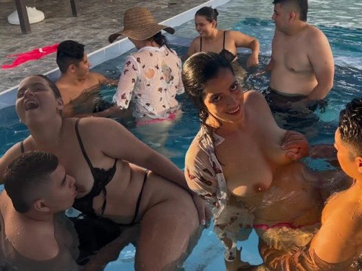 Havuzda arkadaşlar arasında grup seks!