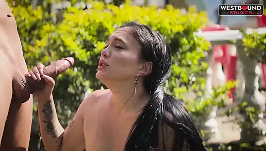 Ateşli latin Sofia Ruiz eski mahkum üvey erkek kardeşini ve azgın üvey babasını sikiyor