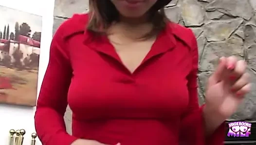 Sıska esmer hatun sadece küçük ellerinin arasında büyük bir yarağı sıvazlama yapmak istiyor