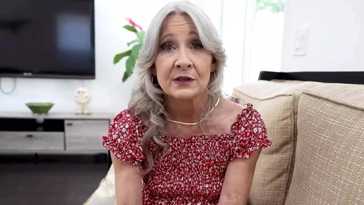 Pervnana - seksi olgun sürtük leilani lei üvey torunu onu kedi yağ ile masaj yapar