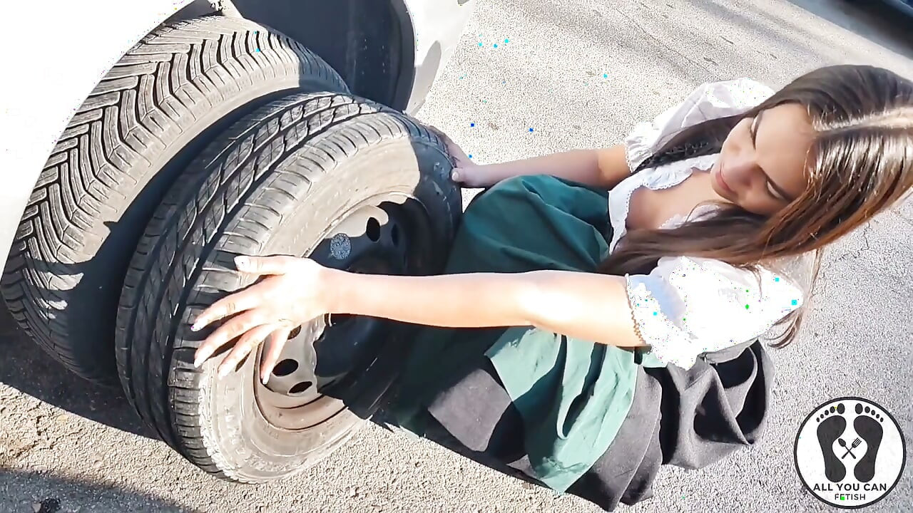Dirndl sürtük kirli ve yağlı lastik değiştiriyor