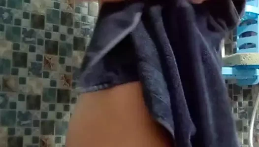 Duşta kendimi cinsel olarak okşuyorum