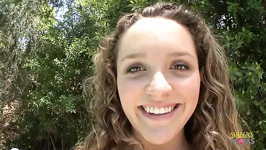 Bu esmer milf (orta yaşlı kadin) göğüslerini göstermeye başladığında erkekler çıldırıyor